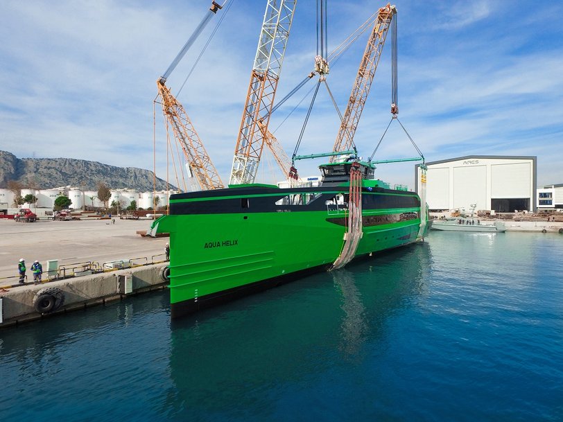 Two Demag CC 2800-1 cranes bring 410-tonne ship to water